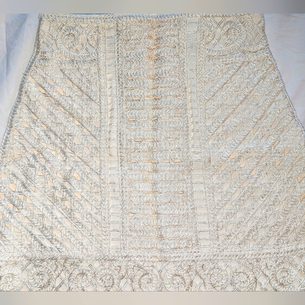 Ivory, embroidered H&M mini skirt!